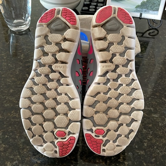 Women’s Nike Runners - Picture 2 of 6